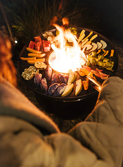 Die Moon Plancha fügt sich nahtlos in die Umgebung ein, in der eine Plancha mit frischen Lebensmitteln gefüllt ist.