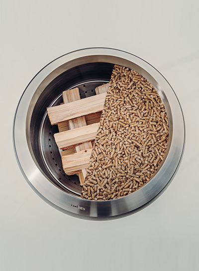 Eine Metallschale gefüllt mit Holzstäbchen.